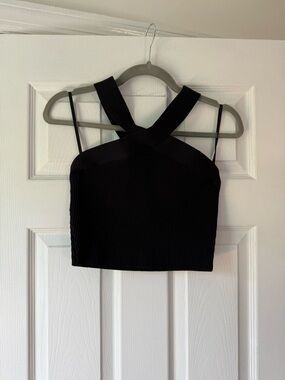 Sculpt Knit Criss Cross Cropped Tank Size Medium in Black